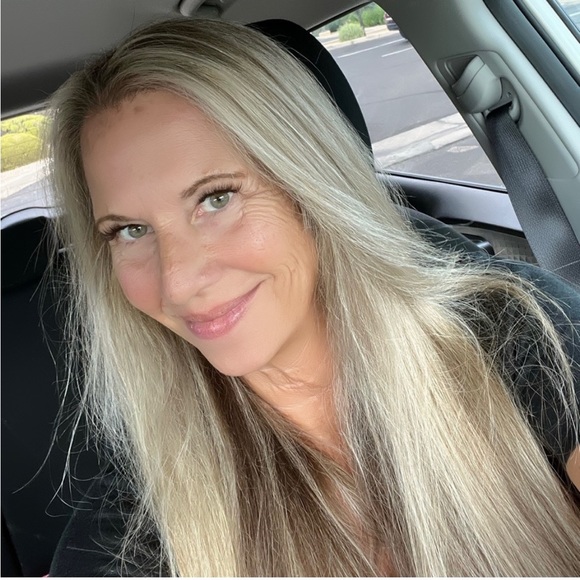 Meet your Posher, Juliana!! - Picture 1 of 3